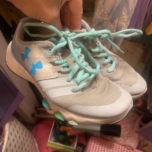 Girls 2.5 under armour sneakers